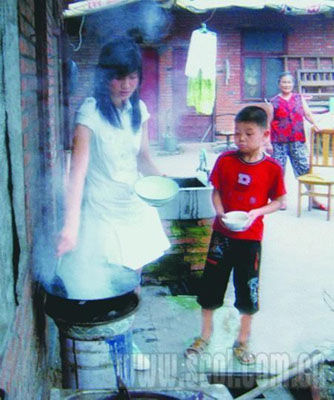 网上爆美女记者帮单亲男童事件惹疑议(组图)