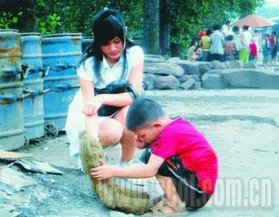 网上爆美女记者帮单亲男童事件惹疑议(组图)
