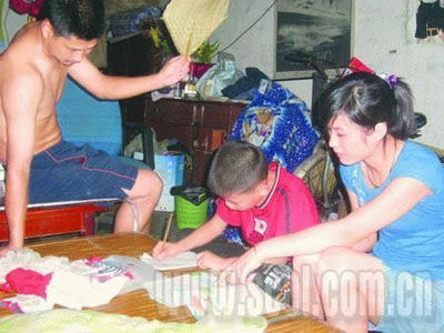 网上爆美女记者帮单亲男童事件惹疑议(组图)