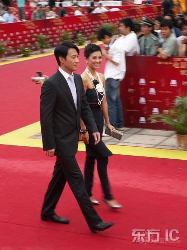 英皇招揽张静初徐静蕾章子怡指戴钻戒被疑订婚