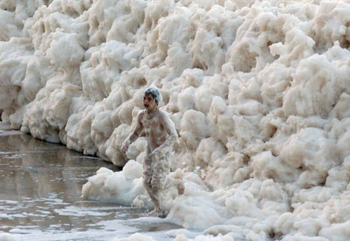 澳大利亚海滩出现奇观 岸边波浪变泡沫[组图]