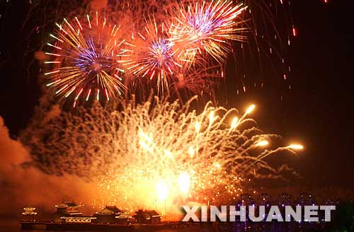 山海关首届国际烟花节开幕夜晚装扮得绚丽多彩