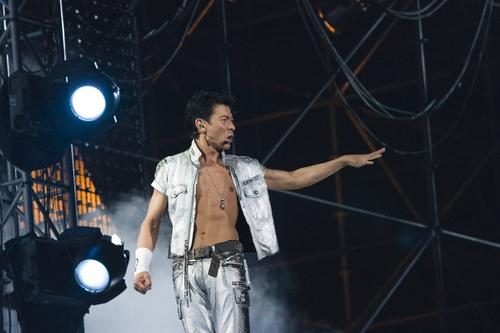 ... 压身“蹂躏” 爆奶尽收眼底_刘德华_港台内地_温州网