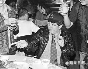 周杰伦歌词被指隐射父亲暴力 让周爸委屈(图)