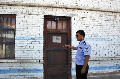 女警在母亲被杀时躲进卧室避险遭非议(图)_女