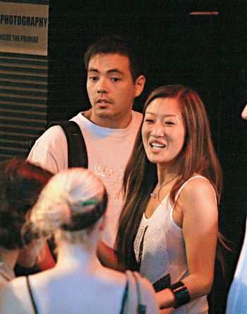 谢霆锋妹妹凌晨拖新男友泡吧 风骚胸袭男伴(图