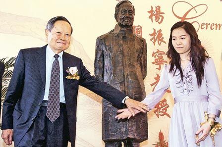 杨振宁85岁生日中大立铜像 称太太令自己变年轻