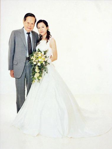 杨振宁85岁生日中大立铜像 称太太令自己变年轻