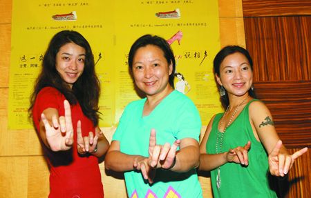 龙成关 摄昨日,舞台剧《这一夜,women说相声》中的3位女主角阿雅,方芳
