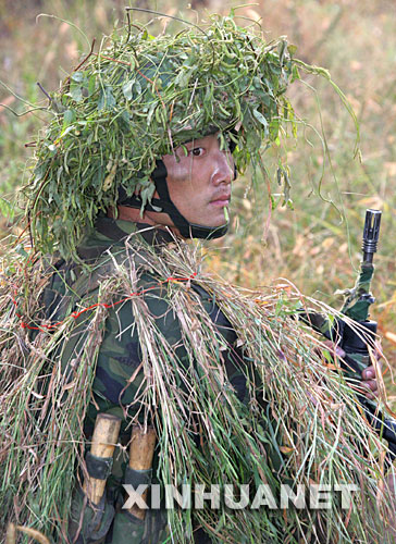 9月27日,一名“红军”士兵等待进攻命令。当日,代号为“确山―2007”的陆军摩托化步兵师山地进攻战斗演习在确山合同战术训练基地展开战斗实施阶段演练。