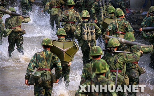 9月27日,“红军”步兵突击群涉水向“蓝军”纵深发起总攻。当日,代号为“确山―2007”的陆军摩托化步兵师山地进攻战斗演习在确山合同战术训练基地展开战斗实施阶段演练。