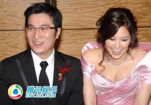组图:<em>女儿</em>带旺赚千亿 <em>徐子淇</em>与富豪老公亲吻_