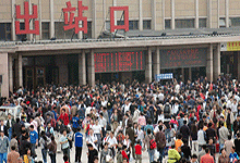 北京火车站迎来旅客返程高峰