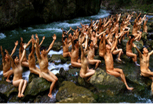 百名志愿者急流中拍裸身宣传环保