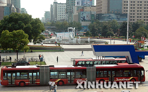 10月10日，一辆红色“巨无霸”公交车停在杭州市武林广场。该车分为3节车厢，长25米，可载300人。