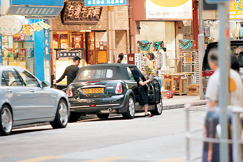 组图:张柏芝母亲生活节俭 街边修理手机充电器