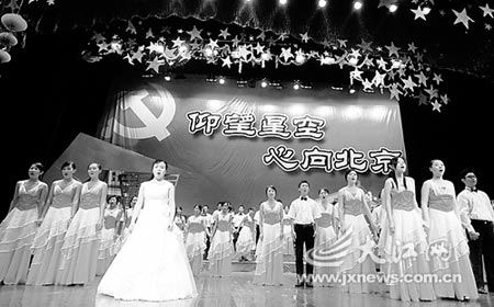 温家宝诗作《仰望星空》被谱成励志歌曲