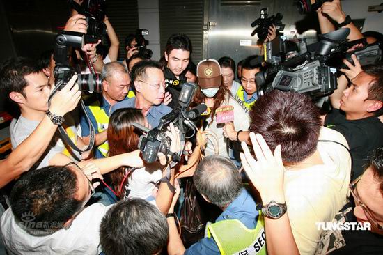 图文:沈殿霞已清醒--郑欣宜离开医院被围追