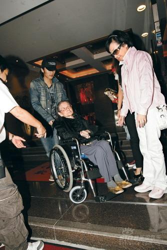 组图:谢霆锋陪奶奶外出用餐张柏芝骄傲秀钻戒