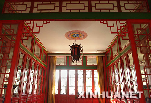 这是已维修完工的清西陵行宫御政殿（10月16日摄）。 近日，清西陵行宫的游廊、正殿、后照殿等古建的维修工程启动，工程预计将于2008年“五一”前竣工。 清西陵行宫又称梁格庄行宫，是清西陵古建群重要组成部分，是清朝皇帝谒陵时休息的地方。北京至清西陵沿途共建有4处行宫，目前梁格庄行宫为仅存的行宫。由于行宫被多次占用，部分古建筑已十分残破。 新华社记者 巩志宏 摄 