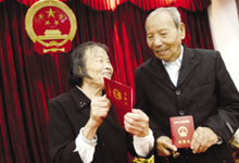 百岁老人登记结婚 全省最年长
