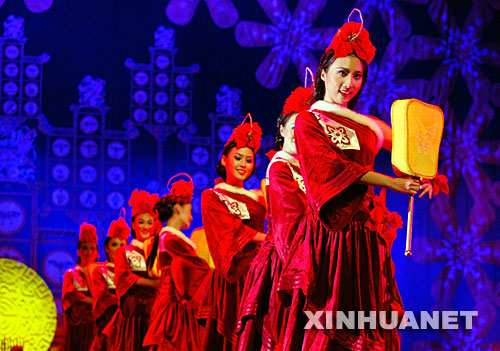 10月18日，舞蹈演员在上海大剧院表演中华鼓舞《龙之声》。当晚，第九届中国上海国际艺术节开幕式暨大型演出�D�D中华鼓舞《龙之声》在上海大剧院举行。 新华社记者伍婧丹摄 