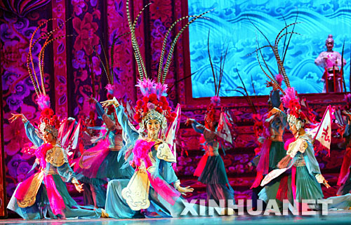 10月18日,舞蹈演员在上海大剧院表演中华鼓舞《龙之声》。当晚,第九届中国上海国际艺术节开幕式暨大型演出――中华鼓舞《龙之声》在上海大剧院举行。 新华社记者伍婧丹摄