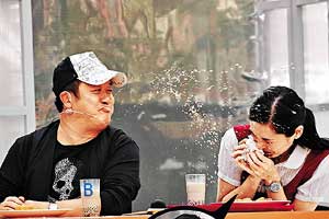 电视节目录影玩过火 曾志伟喝奶茶喷郭羡妮(图)