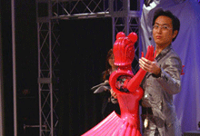日本机器人“红衣美人”翩翩起舞 