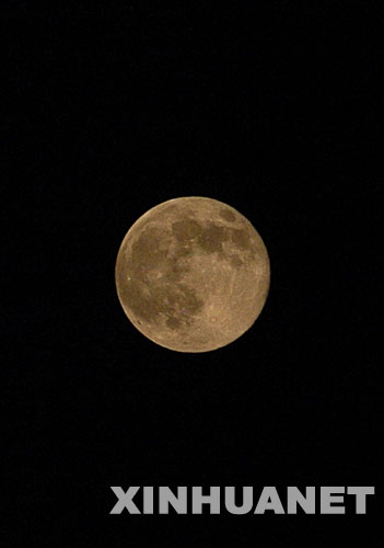这是10月26日在银川拍摄的圆月。     当晚，近9年来最大圆月现身夜空。据悉，26日20时，月亮将运行到距离地球最近的位置上，此时月球离地球约35.7万公里，这比月球离地球的最远距离要近约5万公里，因而从地球上看去，月亮比平时要大许多。     新华社记者王鹏摄 