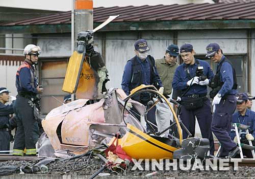 10月27日，日本警察在大阪坠机事件现场调查。大阪航空公司一架直升机当天下午坠毁在大阪市高野线城铁路轨上，机上包括飞行员在内的2人遇难身亡。 新华社/共同社 