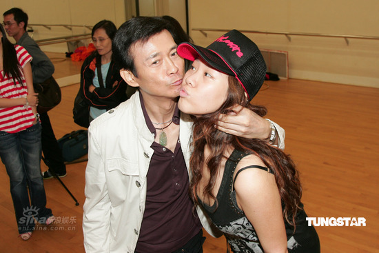 组图:郑少秋与女儿郑欣宜合唱肥姐或将同演