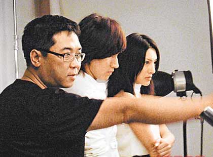 新广告关锦鹏掌镜 言承旭和女模贴身玩射击(图)