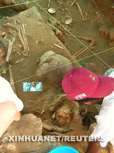 10月30日，考古工作者在瓦努阿图的埃法特岛一个古代人类丧葬遗址进行挖掘。考古人员在这个距今约3000年的丧葬遗址里发现了60付无头的尸骨和装在瓦罐里的头骨，专家称这个发现有助于研究大洋洲岛屿间早期人类迁移的历史，并增加人们对当地早期人类生活状态的了解。 新华社/路透 