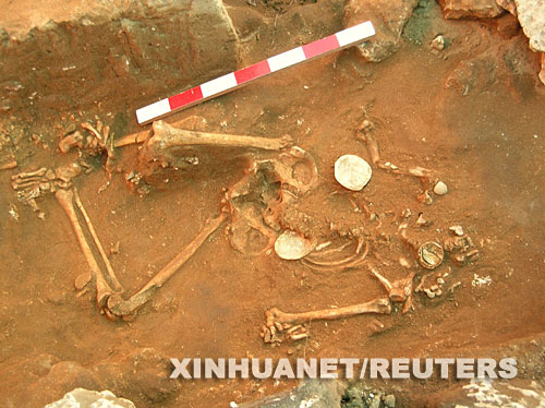 这是10月30日在瓦努阿图的埃法特岛拍摄的一个古代人类丧葬遗址。考古人员在这个距今约3000年的丧葬遗址里发现了60付无头的尸骨和装在瓦罐里的头骨，专家称这个发现有助于研究大洋洲岛屿间早期人类迁移的历史，并增加人们对当地早期人类生活状态的了解。 新华社/路透 