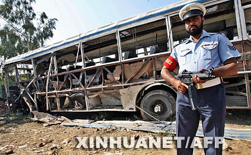 11月1日，在巴基斯坦旁遮普省萨尔戈达附近地区，一名空军士兵在被炸毁的一辆大客车旁警戒。