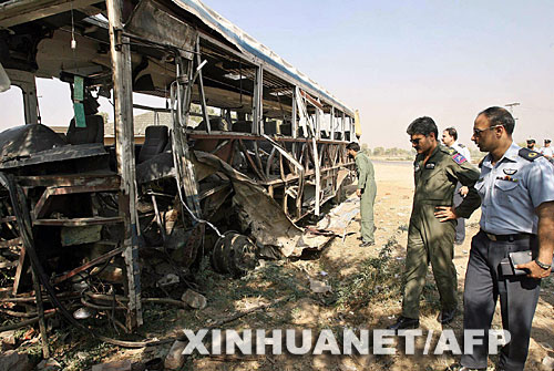 11月1日，在巴基斯坦旁遮普省萨尔戈达附近地区，巴基斯坦有关人员在自杀式爆炸事件现场调查。