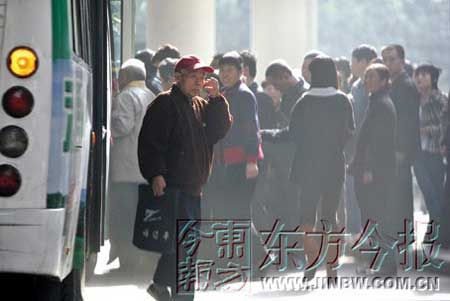 网友呼吁不让老人上班高峰坐公交车被指不道德