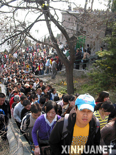 深秋季节，来到北京香山观赏红叶的游客增多，不少景点人满为患。不少游客称，本来看红叶是件心情愉快的事，没想到“游人比红叶还多”，影响了观赏心情。