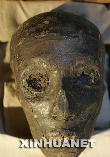 11月4日，古代埃及最著名的法老之一图坦卡蒙的木乃伊在埃及卢克索展出。当天，图坦卡蒙的木乃伊被从石棺中转移到特制的玻璃陈列橱中，首次对公众展出。