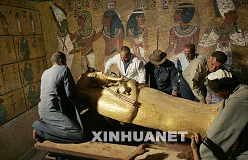 11月4日，在埃及的卢克索，考古工作者将古代埃及最著名的法老之一图坦卡蒙的木乃伊石棺揭开。当天，图坦卡蒙的木乃伊被从石棺中转移到特制的玻璃陈列橱中，首次对公众展出。 