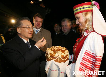 图文:温家宝品尝白<em>俄罗斯少女</em>敬献的面包和盐