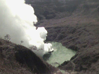 印尼克卢德火山喷发有毒烟雾(组图)
