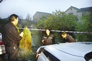 图为交警正在进行紧张的现场勘查。