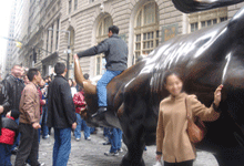 内地游客爬华尔街公牛雕塑引围观