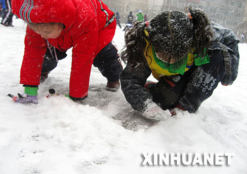 11月19日,吉林省吉林市降下今冬第一场大雪,学生们在操场上玩雪。吉林省大部分地区出现今冬第一场大规模降雪,吉林省气象台19日10时发布了明显降雪预报。 新华社发(朱万昌 摄)