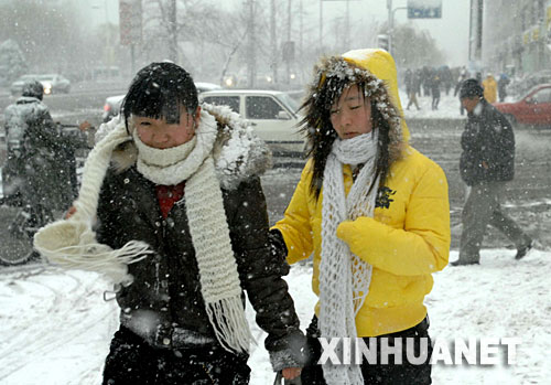 11月19日,在沈阳街头,市民冒雪行进。当日,沈阳出现雾雪天气,交通受到严重影响。 新华社记者 李钢 摄
