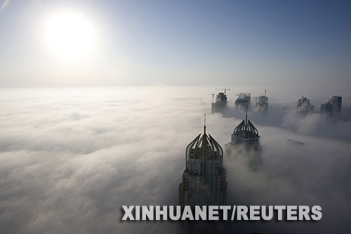 11月21日，浓雾使得阿拉伯联合酋长国迪拜市区的一些建筑仅仅露出顶部。近日来，大雾造成阿联酋大部分地区的交通发生混乱、并导致多次航班延误。