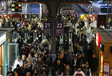 法国交通罢工造成地铁站人满为患