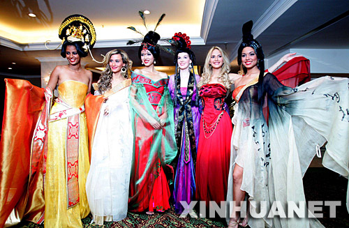 11月21日,参加2007世界小姐大赛的6位佳丽展示中国风情服装。 当日,来自中国、澳大利亚、比利时等国的6位2007世界小姐候选佳丽代表在北京参加中国风时装秀展示活动。据悉,所有世界小姐参赛选手将于24日身着量身制作的中国风情服装,向世界展现一场中西合璧的“华服盛宴”。